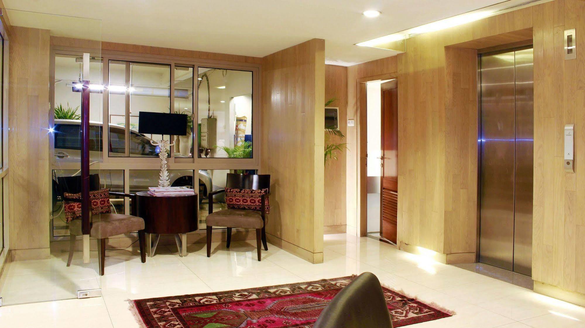 W Home Cikatomas Jakarta Ngoại thất bức ảnh