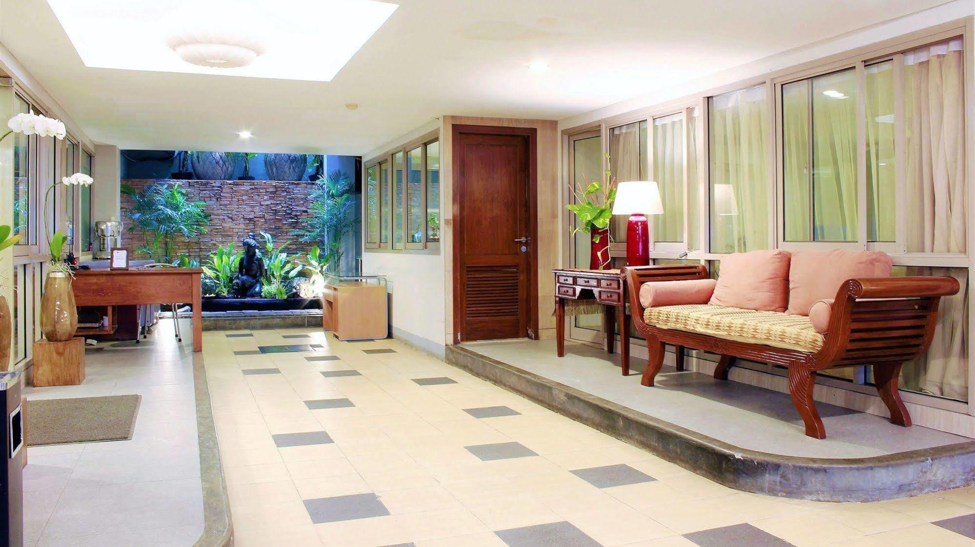 W Home Cikatomas Jakarta Ngoại thất bức ảnh