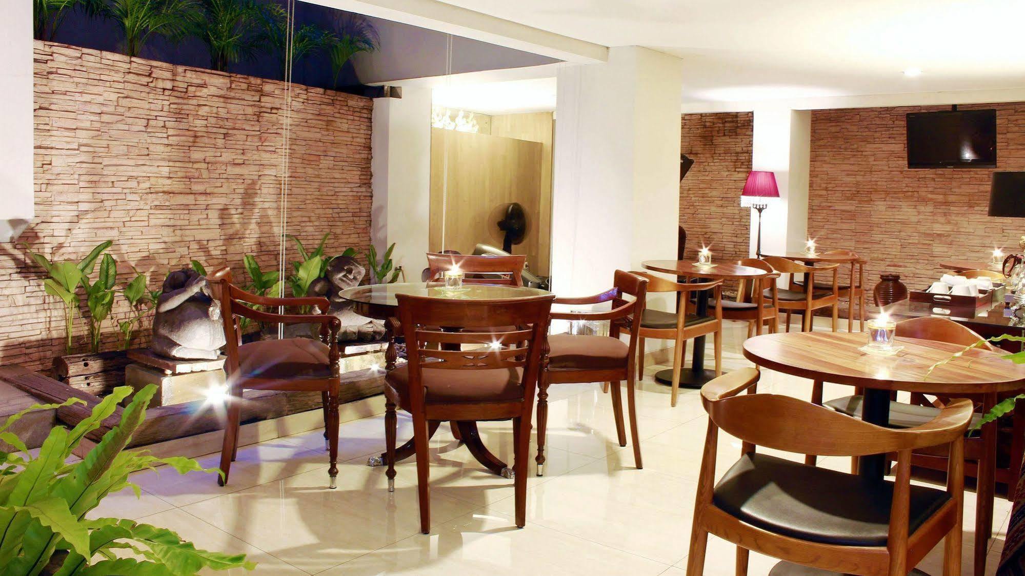 W Home Cikatomas Jakarta Ngoại thất bức ảnh