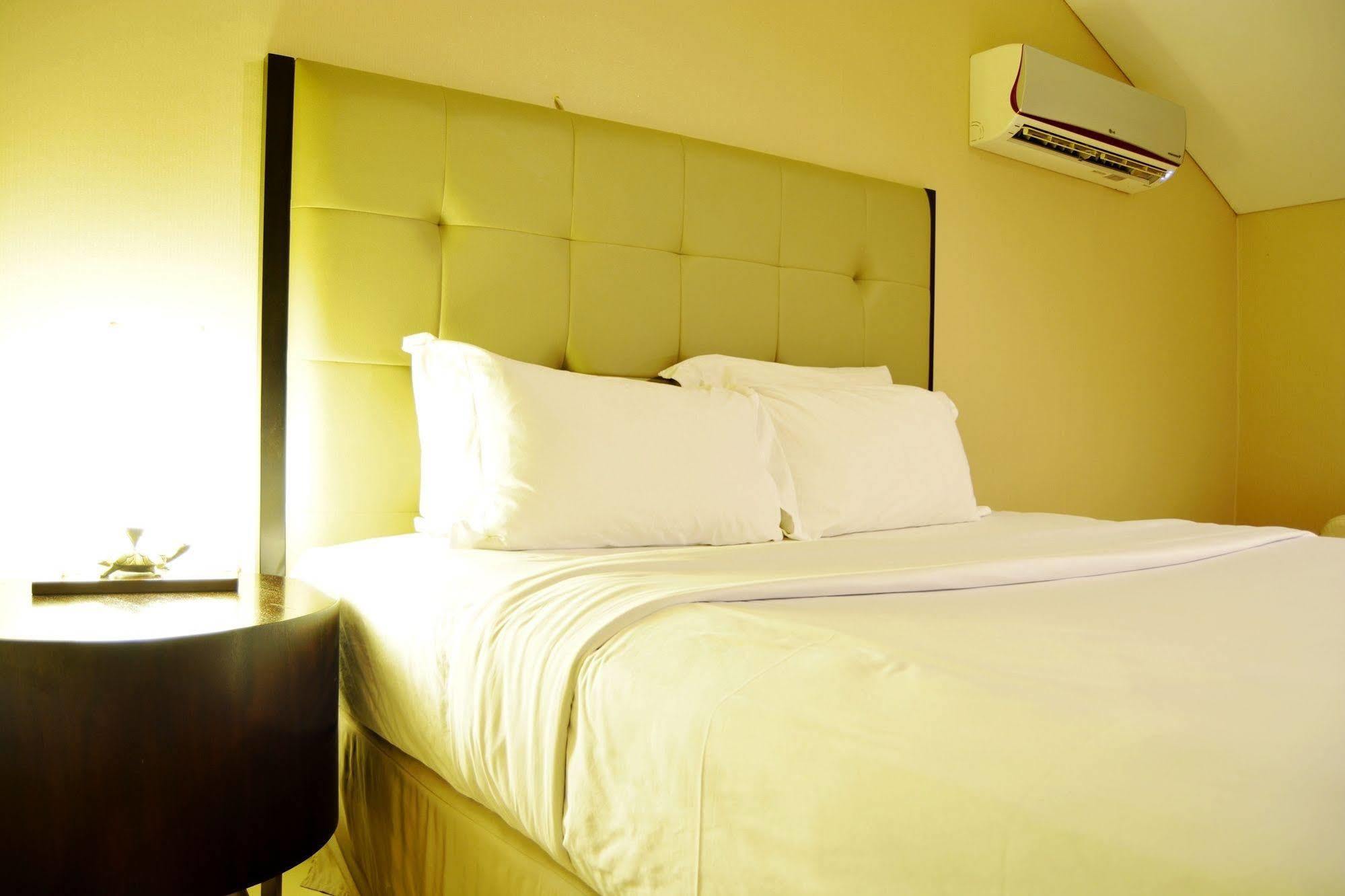 W Home Cikatomas Jakarta Ngoại thất bức ảnh