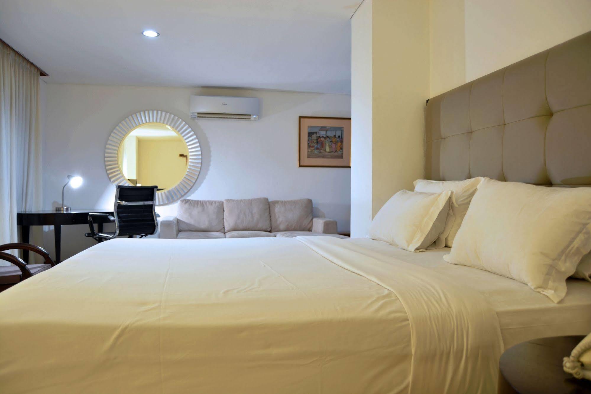 W Home Cikatomas Jakarta Ngoại thất bức ảnh